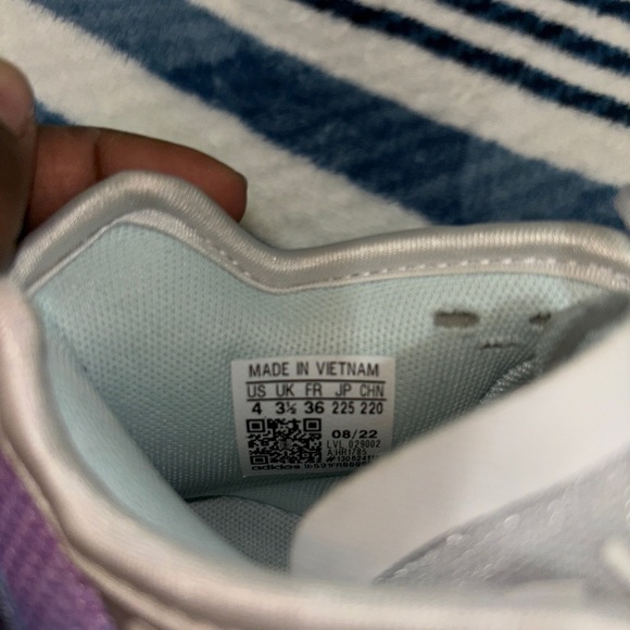 Size 4 US basketball sneakers for kids. Never worn. Without box. - Picture 5 of 5